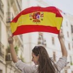 Mujer sosteniendo la bandera Española