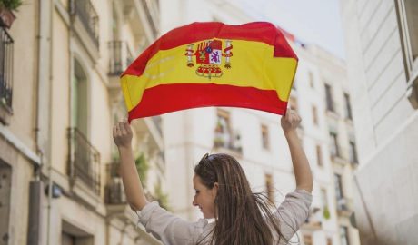 Mujer sosteniendo la bandera Española
